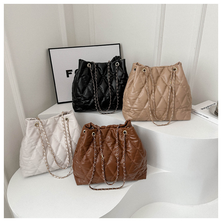 2024 invierno nueva cadena rombo solo hombro bolso de las axilas Moda casual personalizada bolsa de cubo del todo-fósforo de las mujeres