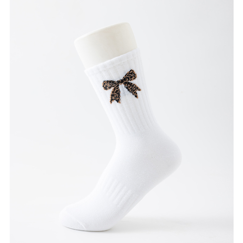 Calcetines de Otoño e Invierno para mujer calcetines de media pantorrilla calcetines de pila de color sólido japonés para mujer Calcetines deportivos con cordón de marea medias en blanco y negro image 19