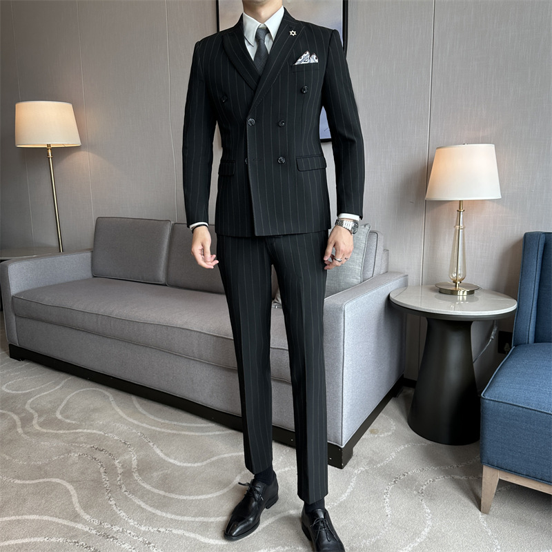 Gestreept herenpak, getailleerd model, dubbelknoopsluiting, slim fit, formele kleding voor bruidegoms, getuigen, ceremoniemeesters en trendy bovenkleding._voghion.com