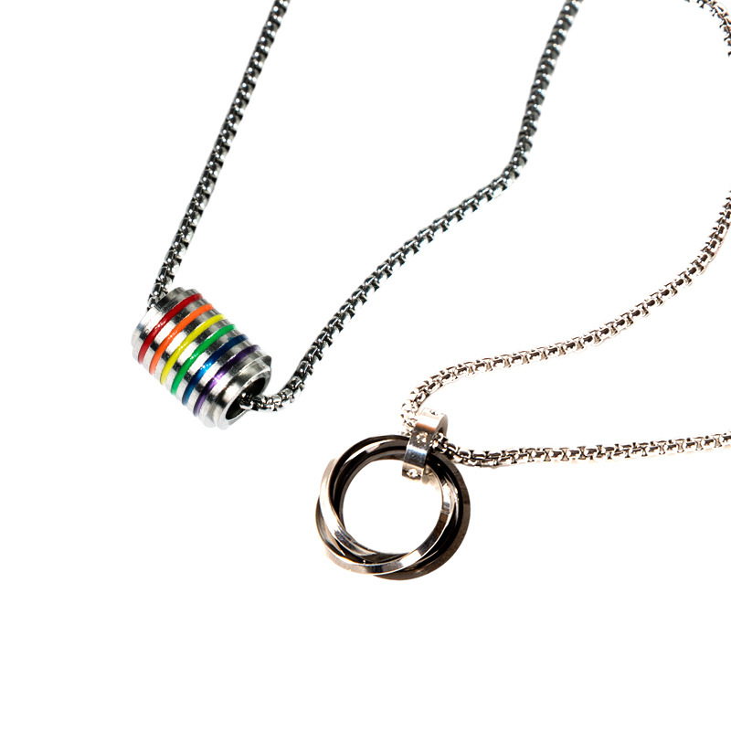 De gama alta de moda versátil suéter Cadena de nicho joyería colgante de los hombres de las mujeres collar de acero de titanio Yiwu Accesorios al por mayor
