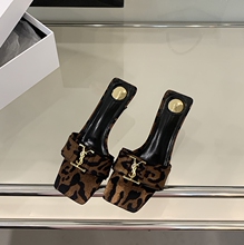 ����Ӣ�Ľ��ٿ��⴩��Ь2025�ļ����^¶ֺ�r�м����߸�Ů��Ь