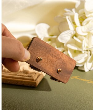 Creative rounded corner design solid wood wood chip jewelry retro walnut wood earring display display jewelry display stand shooting