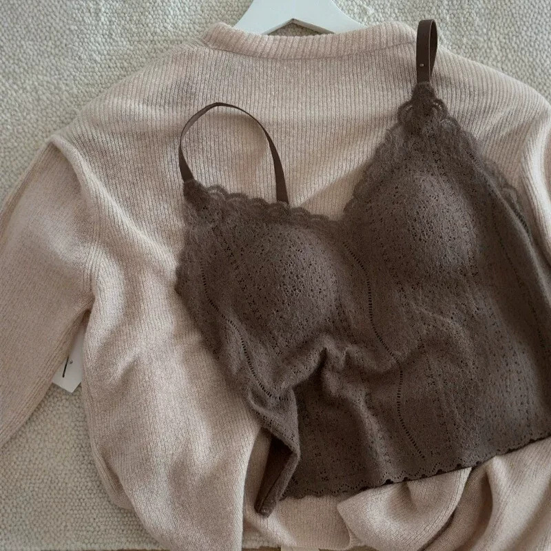 Autumn and winter pure desire French lace V-neck camisole with built-in bra and padded cups, a slim-fit inner top Autumn and winter pure desire French lace V-neck camisole with built-in bra and padded cups, a slim-fit inner top