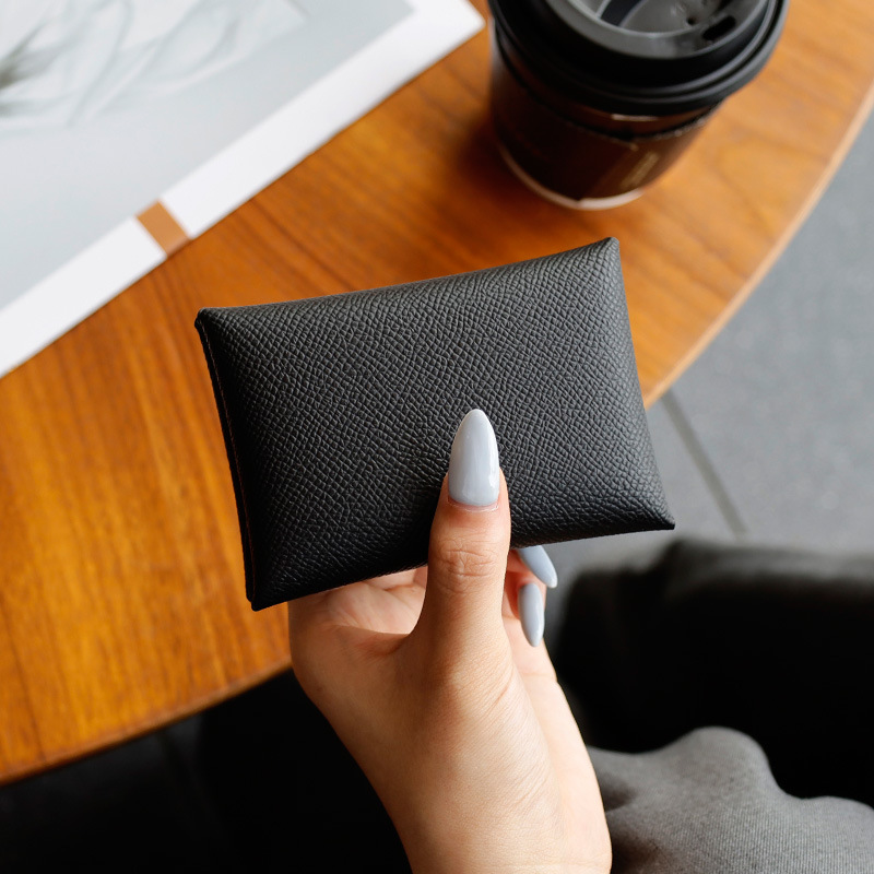 おしゃれなカバンの女性の本革の掌紋の名刺はシンプルで小さい香りの風のカードは会議の贈り物を包んで代行します。