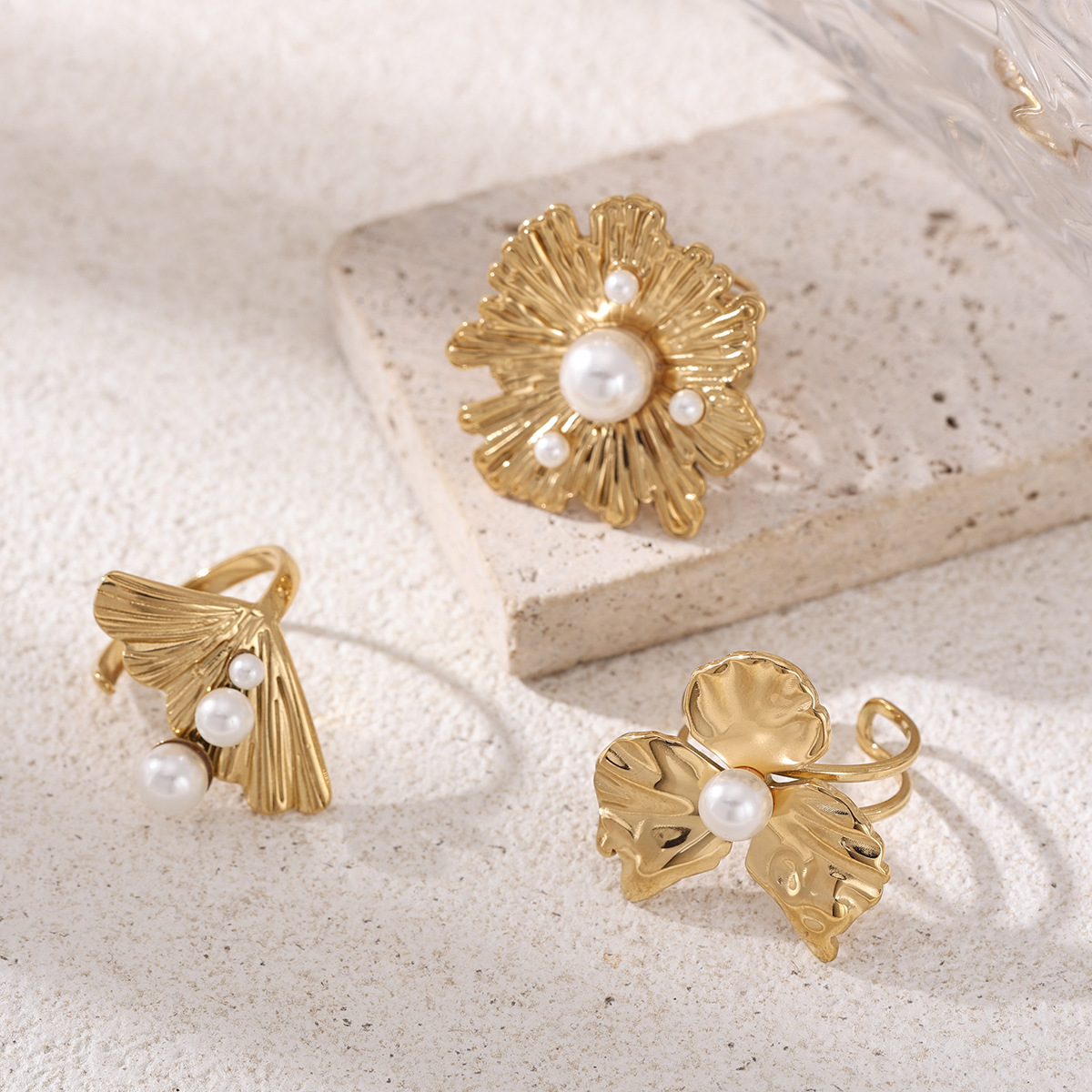 Anillo de acero inoxidable de lujo ligero de alta calidad, anillo de flores de perlas incrustadas para mujeres no se desvanecen en venta caliente