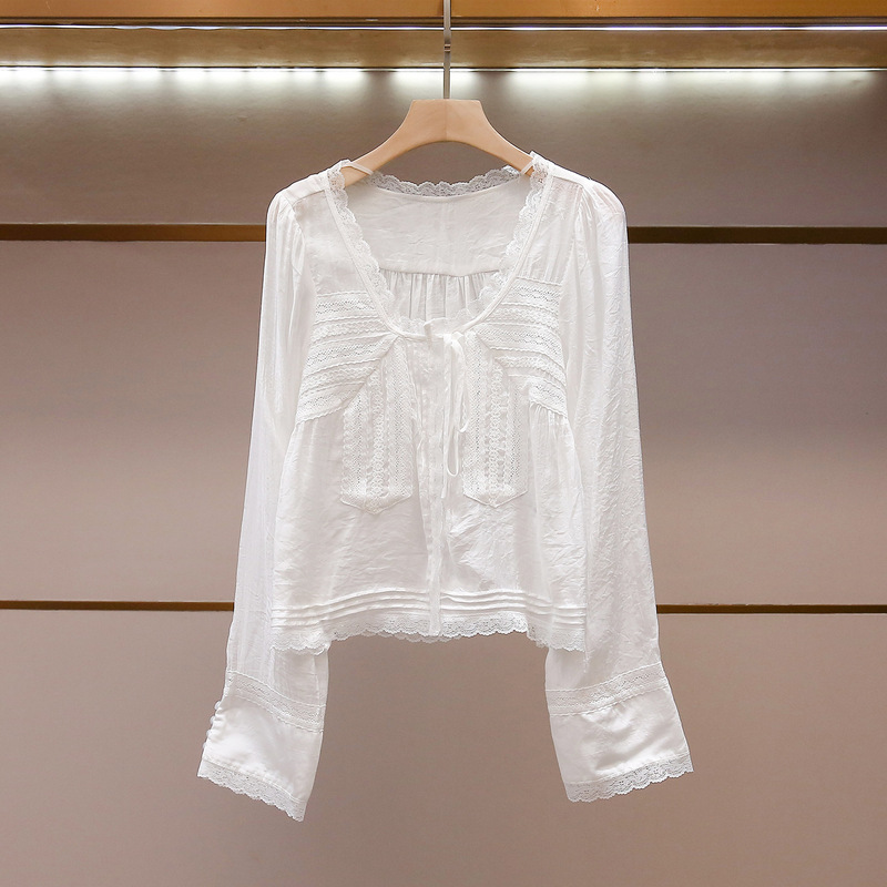 Shenzhen Nanyou presents its new autumn collection of high-end women’s clothing: a French-style, minimalist long-sleeved shirt with a U-neckline and lace detailing Shenzhen Nanyou presents its new autumn collection of high-end women’s clothing: a French-style, minimalist long-sleeved shirt with a U-neckline and lace detailing