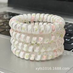 バラの花園の夏の清新な草花の電話線は輪を巻いて甘くて髪の馬尾の弾力を束ねます。