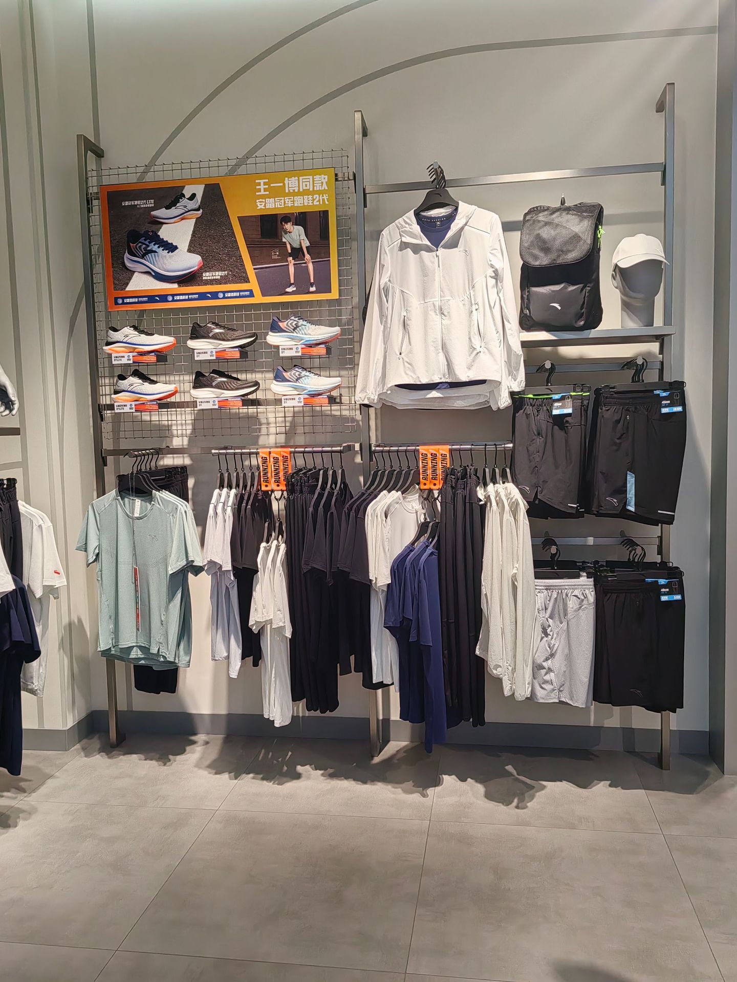 Estante de exhibición de ropa de marca Anta de acero inoxidable de pared de tienda de ropa estante de exhibición deportiva al aire libre estante multicapa grueso