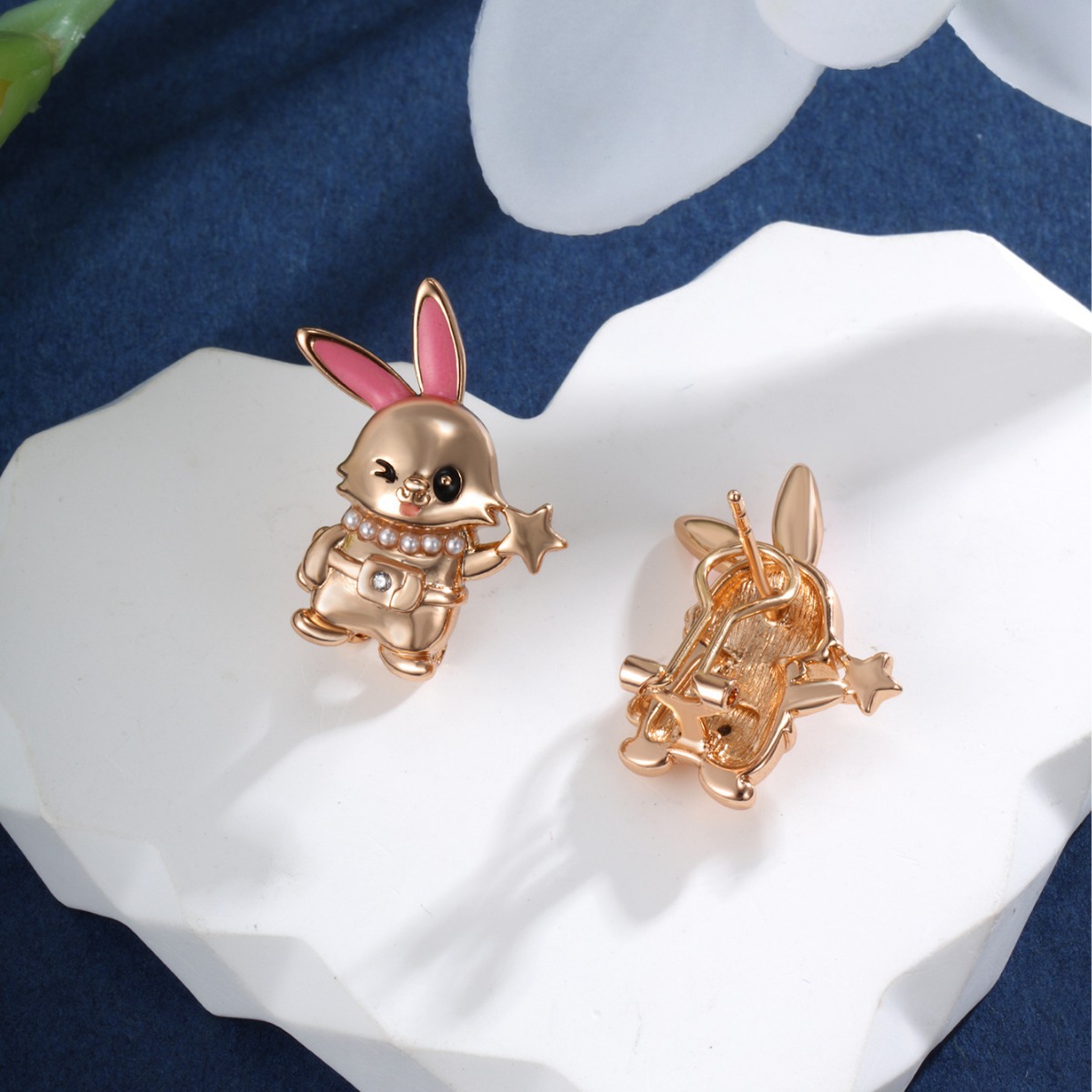 Joyería Xuping dibujos animados lindos aretes de conejo coreano de alta calidad sensación de aleación goteo de aceite imitación de perlas orejas de conejo para mujeres