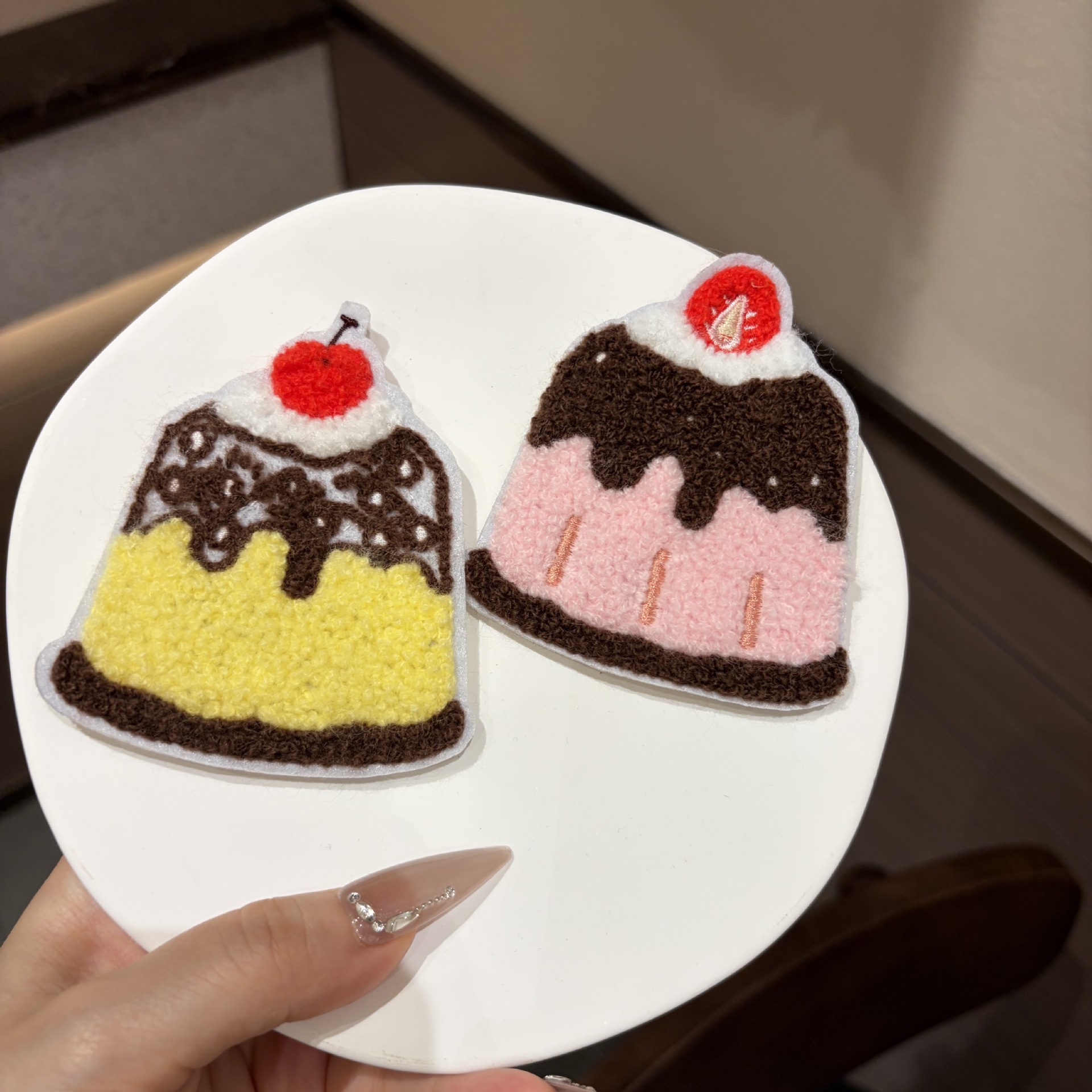 Cute cake-style bangs sticker, soft and adorable cartoon, girlish fun, magic sticker for tidying stray hair, hair accessory