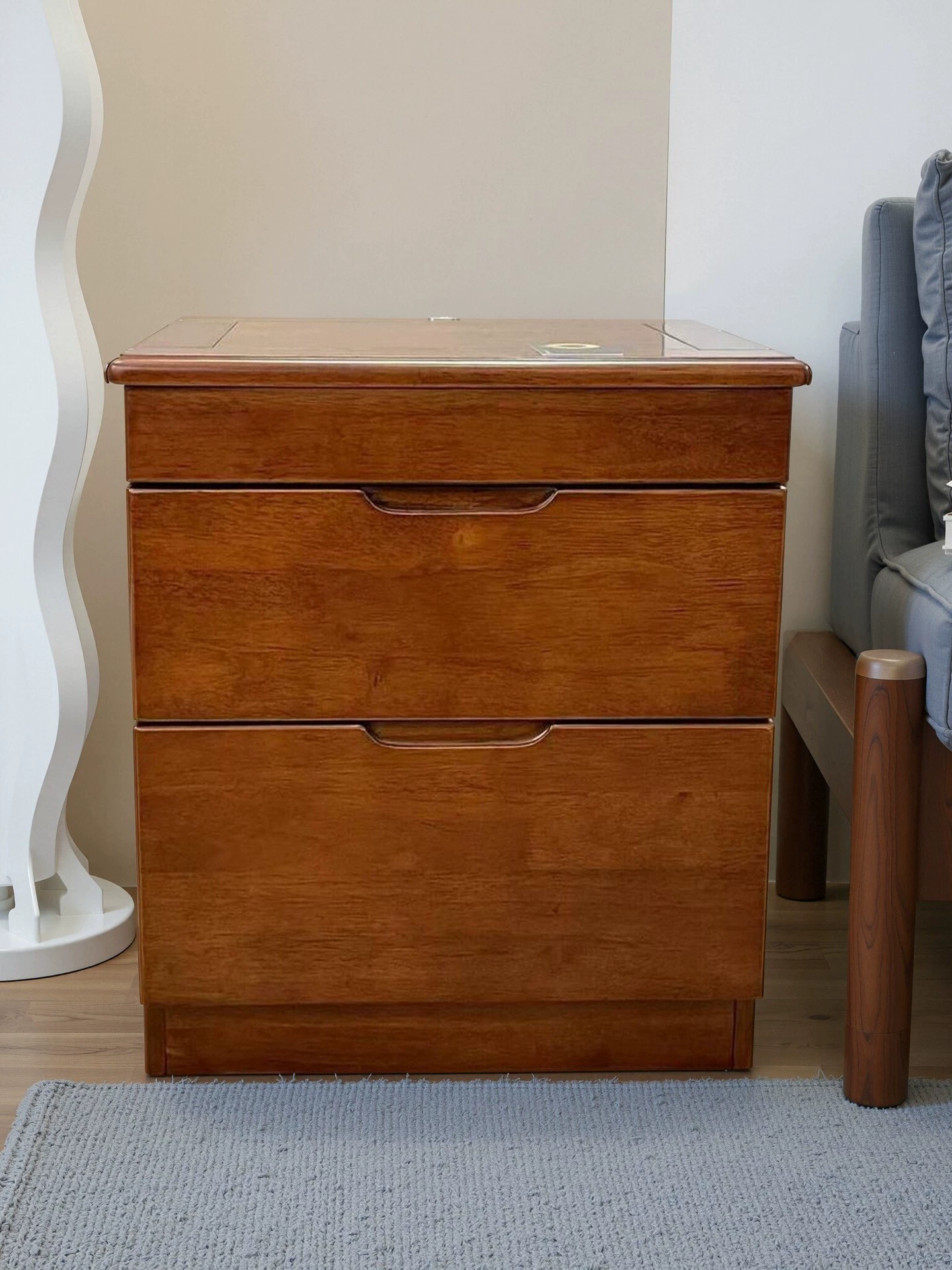 [Простая модель T05] Прикроватная тумбочка из цельного дерева с одним скрытым отделением, встроенный простой дизайн большой вместимости для домашнего использования