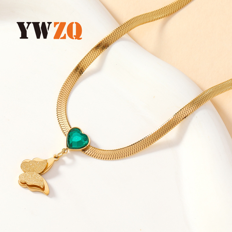 Europa y los Estados Unidos transfronterizos collar de acero de titanio mujer temperamento retro amor esmeralda doble capa colgante mariposa fábrica de joyería de acero inoxidable
