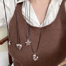 秋冬豹纹爱心吊坠长款项链女简约高级感特色毛衣链时尚百搭配饰品