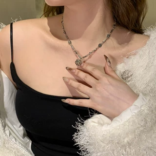 银色花朵花纹项链女款2025复古小众颈链锁骨链轻奢高级感气质配饰