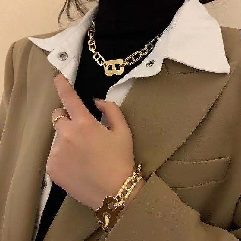 Fashion Letter B Thick Chain Titanium Steel Bracelet Wholesale Nihaojewelry display picture 1