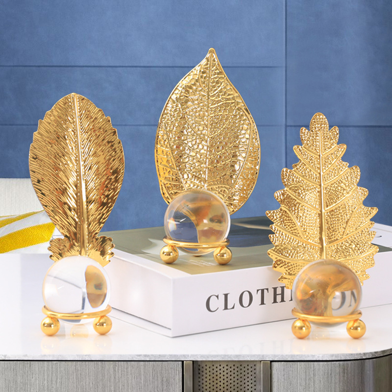 北欧の軽い豪華な金属の木の葉の水晶の玉は書斎の本棚の酒の枠のモデルハウスの玄関の装飾の置物を置きます。|undefined