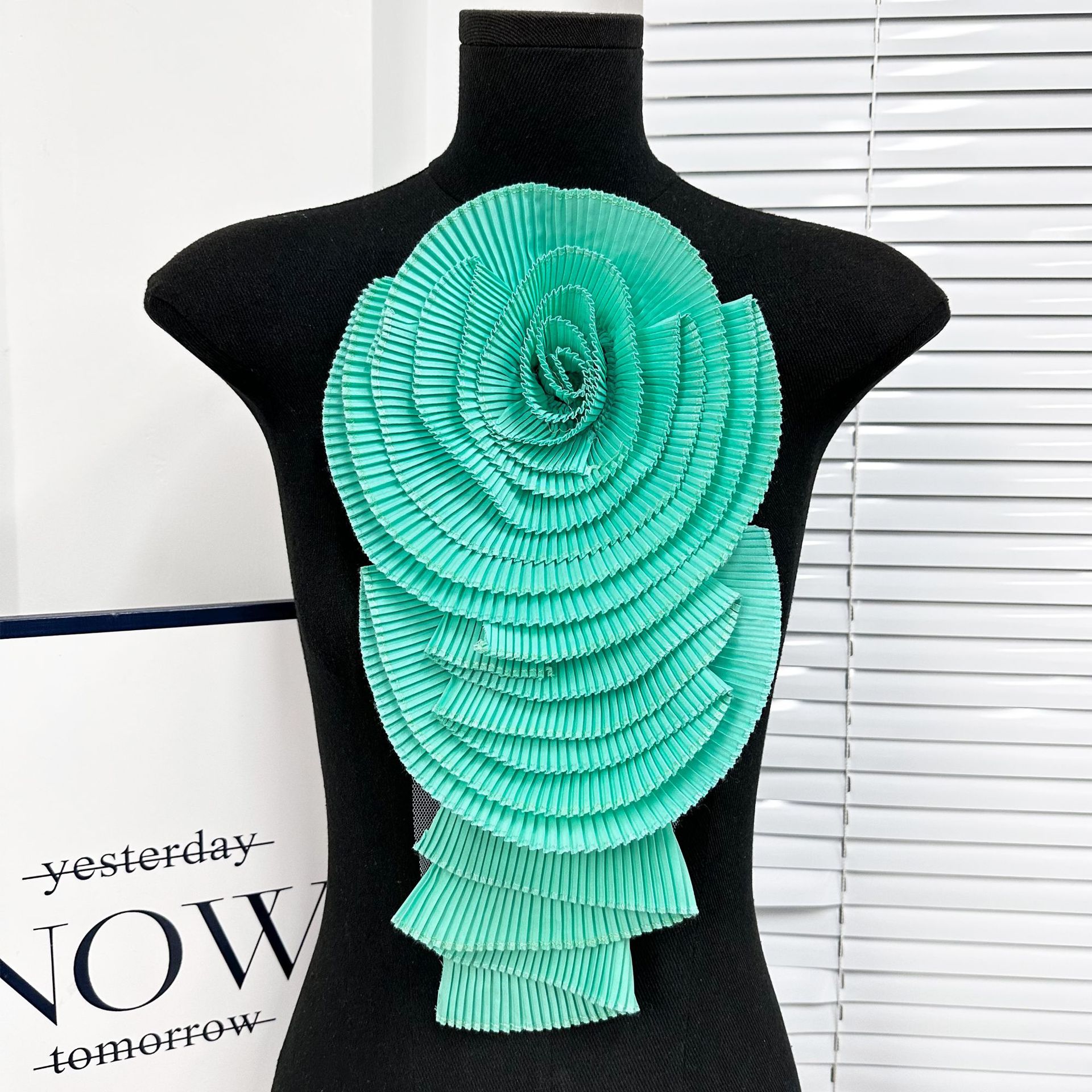 Nuevos adornos de flores grandes plisadas blancas para ropa y vestidos transfronterizos, parches de reparación DIY, accesorios de tela, venta directa de fábrica.