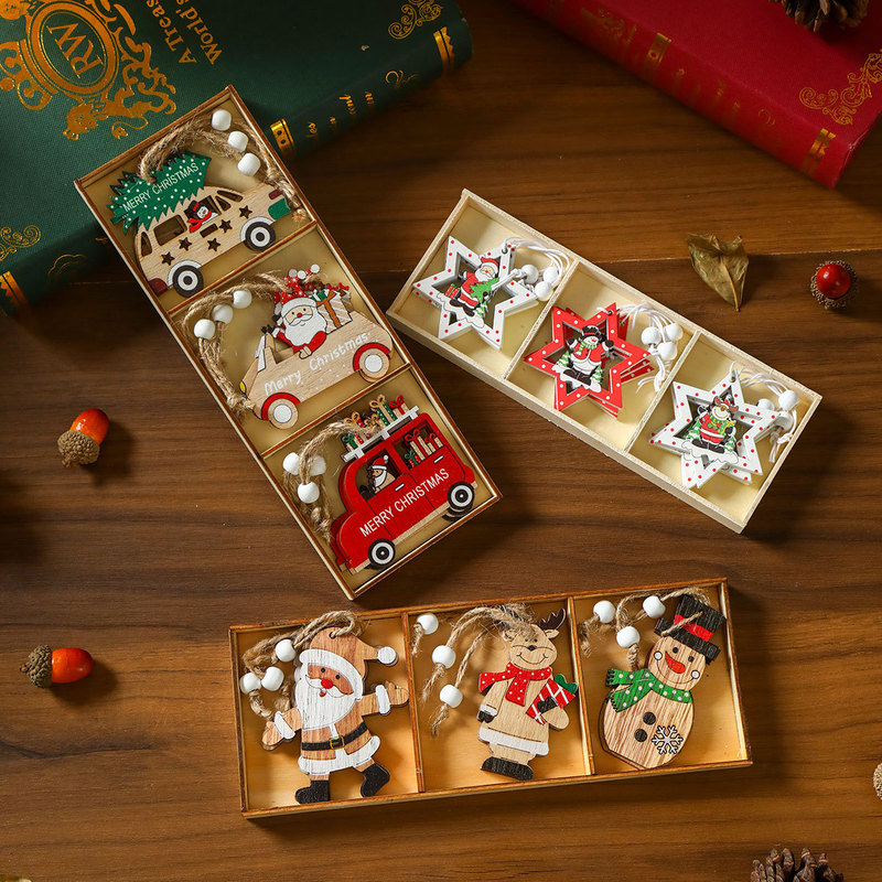 木製のクリスマスのペンダントクリスマスツリーのペンダントクリスマスの小さなプレゼントの木箱はクリスマスの装飾品を飾っている|undefined