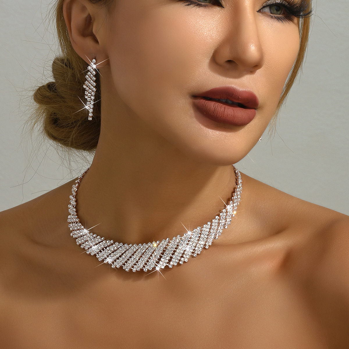Collana con catena a clavicola e orecchini esagerati con strass, serie di catene alla moda, set da cena per donne_voghion.com