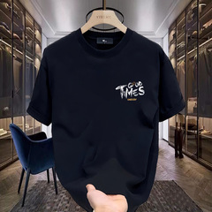 半袖男子夏tシャツ新夏潮牌半袖ゆるい中に純綿上着を着てtシャツを着ている男性モデル