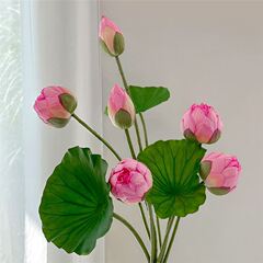 爆発的なハスの花のシミュレーション花の造花蓮の葉蓮の花がリビングに飾られています。