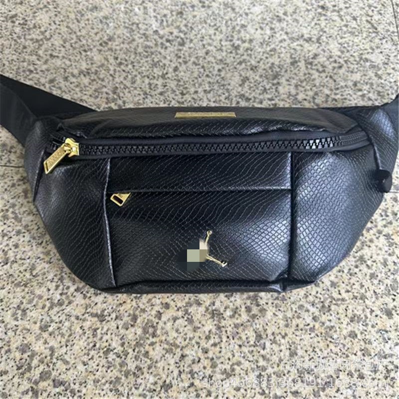 ファッションの流行は斜めに肩を掛けて胸の包みをシンプルにします。