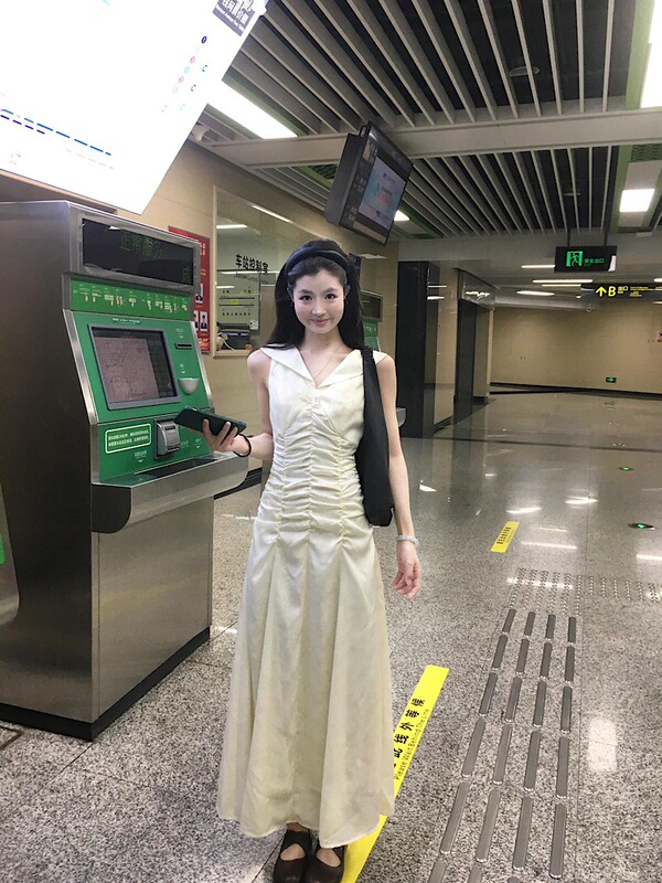 2026 Summer New Style V-Neck Pleated Sleeveless Slim-Fitting Dress Solid Color Elegant A-Line Mid-Length Dress for Women