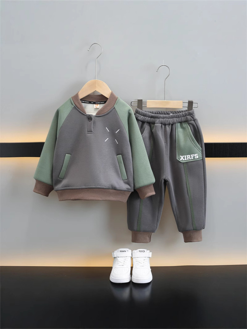 6470 niños más traje de terciopelo engrosado invierno 2025 nuevos modelos de otoño e invierno para niños, estilo occidental, hermoso y frito en la calle