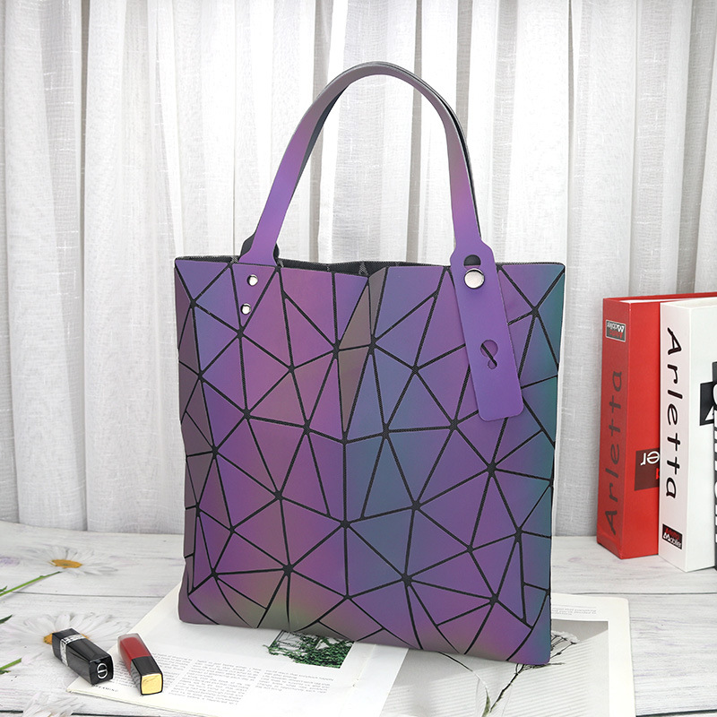 Folding shopping bag with diamond pattern
