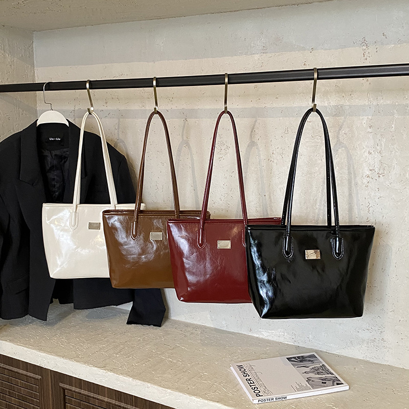 Autumn and winter stylish handbag, shoulder bag, underarm tote bag 2025, large capacity, retro, new simple casual women's bag with accessories