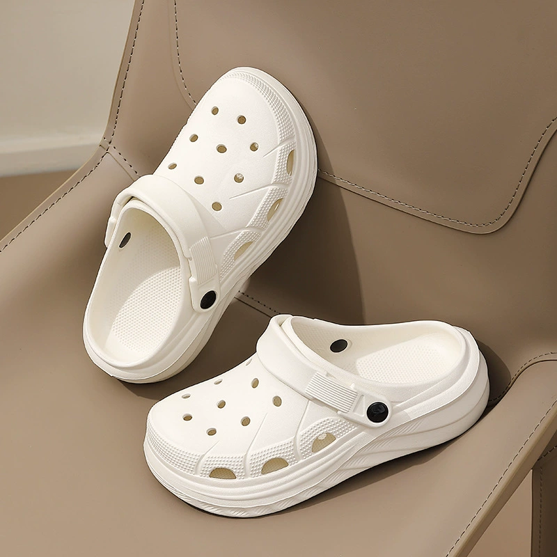 Тапочки с толстой подошвы женщины увеличены летом