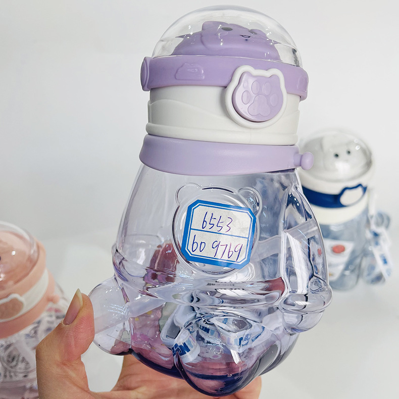 Futong 6553 taza de plástico para estudiantes cabeza de espacio taza de plástico cubierta elástica taza de agua para estudiantes con pegatinas con correa taza de paja