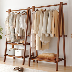 実木服ラックの床には家庭用ハンガーがあります。