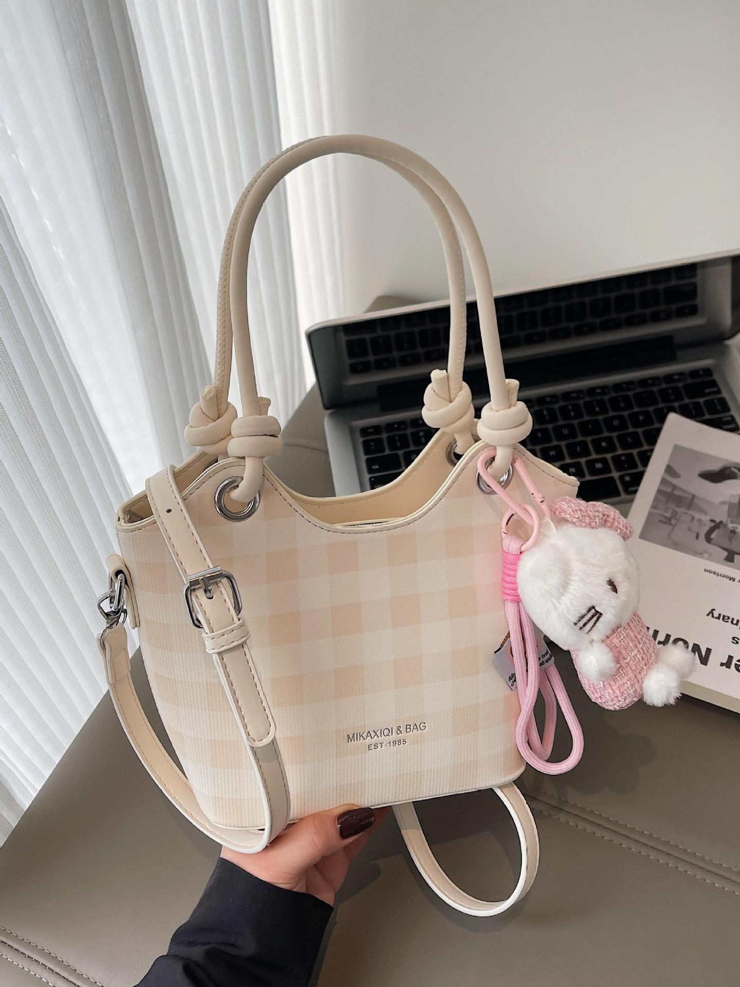 Bolsa de cubo de nicho a cuadrillas 2025, nuevo bolso de mano transfronterizo versátil de alta calidad, mochila de hombro de moda