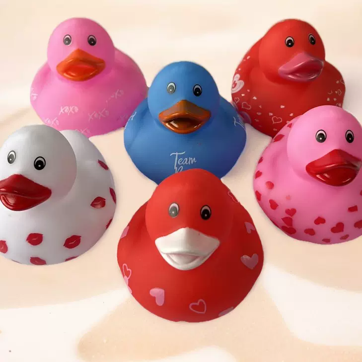 外贸鸭子 情人节系列捏捏叫小鸭子 浴室戏水沐浴玩具  可定制图案