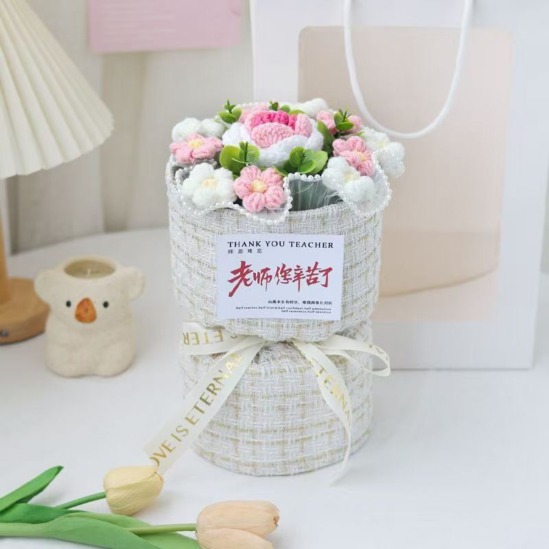 卒業シーズンのニットの毛糸のバラの花束の中で大学入試は卒業を祝福します。|undefined