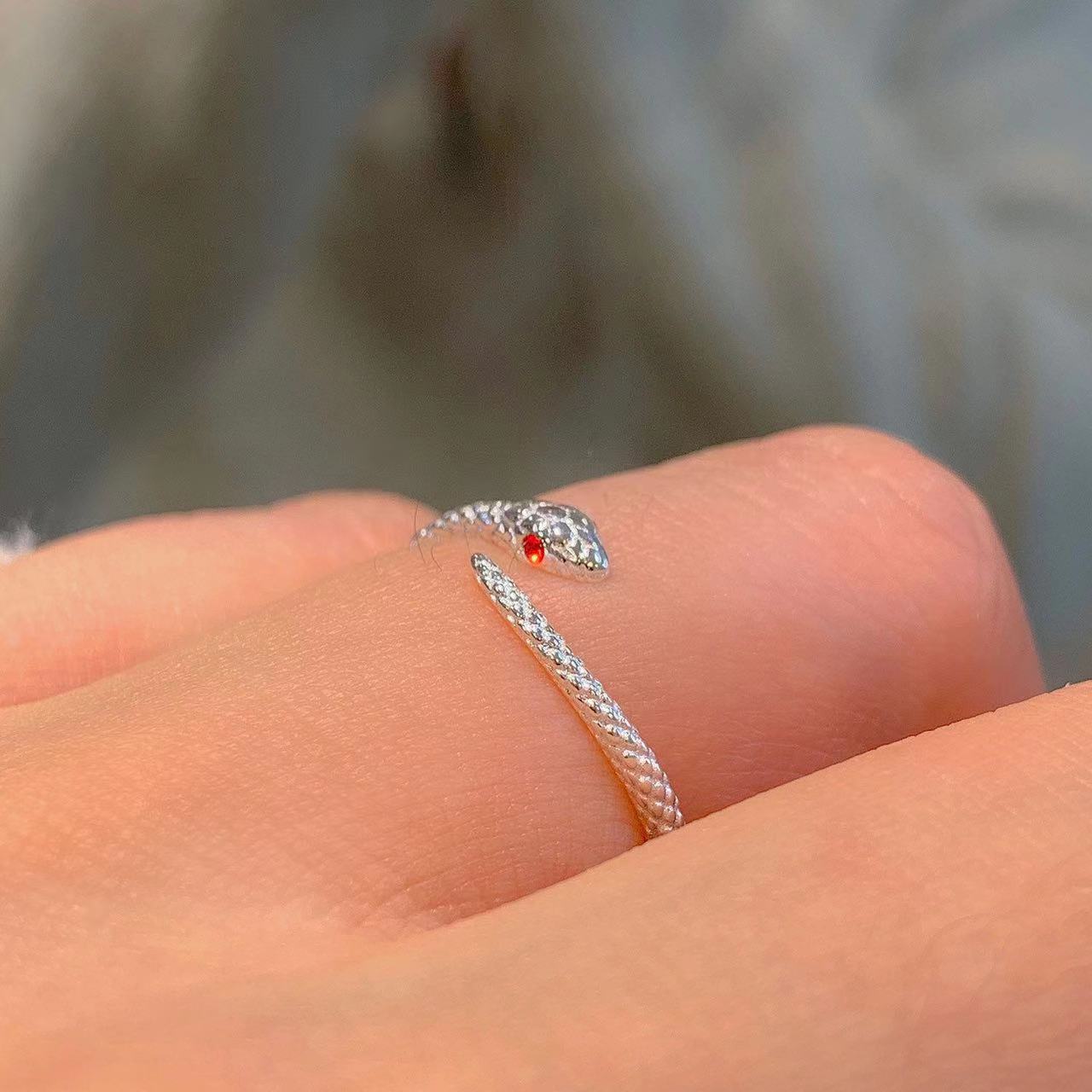 Minimalistisk ormring med röda ögon designersmycke_voghion.com