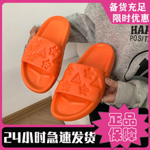 Դ�^�S��һ����ЬŮʽ�⴩�Ҿ��҃ȳ���ɫϵ�ļ��¿������H��Ь