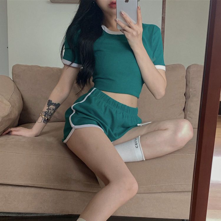 Traje de estilo deportivo para mujer Camiseta de color de contraste corto de verano Camiseta de manga corta de ombligo con pantalones cortos casuales traje de dos piezas image 5