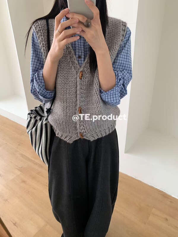 秋季韩系叠穿牛角扣针织马甲女时尚通勤外搭无袖V领毛衣开衫背心|undefined