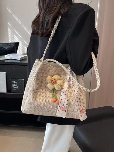 Vacation seaside woven straw bag women's large capacity  new rattan portable shoulder bag commuter tote bag
