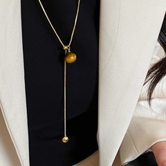 美ラードの虎の目の石の金色の蛇の骨のチェーンの長いタイプは毛の服のチェーンの秋冬の復古の高級感のネックレスの装飾の女性を引き出します。