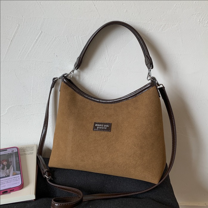 Bolsos de hombro de alta textura para mujeres 2025, otoño y invierno, nuevo tipo de bolso de cubo de hombro coreano, moda de mochila de viaje.