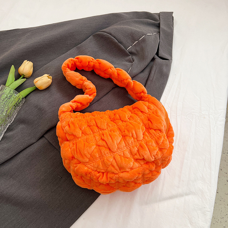 Nuevas nubes plisadas envuelven a las mujeres han bangchao nicho terciopelo envuelve albóndigas casuales envueltas en moda envueltas en un hombro y axilas