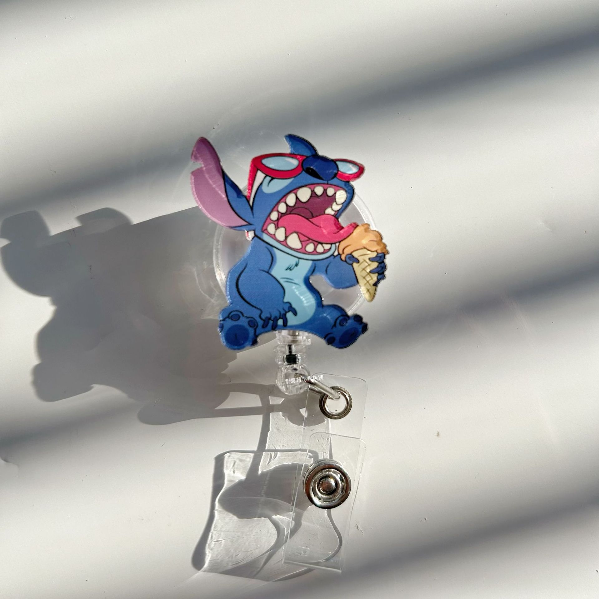 Fácil de tirar de la hebilla retráctil nuevo cartón de dibujos animados enfermeras tarjeta de pecho certificados de trabajo colgante clip de sujeción logotipo especial fácil de tirar