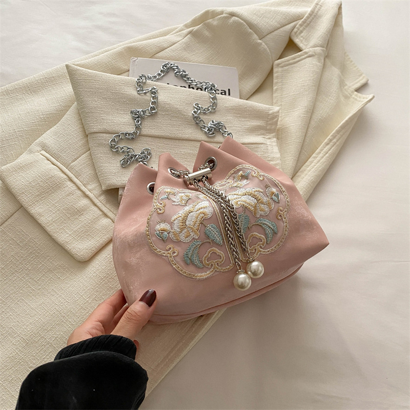 Bolso de diseño de nicho para mujeres 2024 verano nuevo retro mochila de hombro casual simple bolso de cubo casual para mujeres