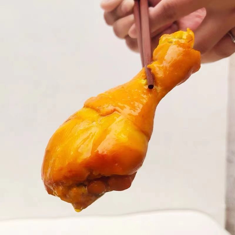 広東梅州客家塩煮鶏は手を切って鶏の肉を切って調理します。|undefined