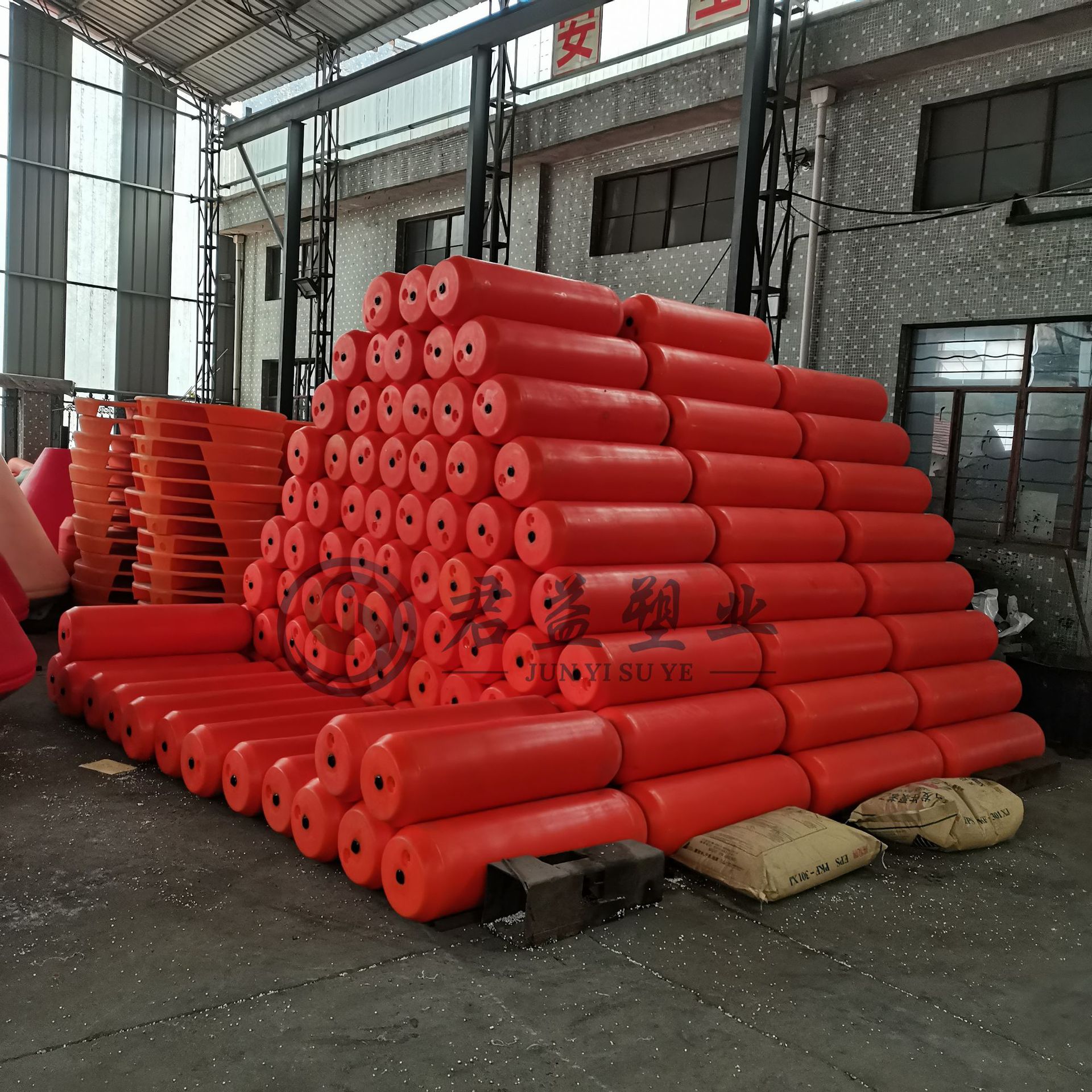 汛期水电站取水口增设塑料拦污栅浮筒 河面挡水草拦污浮排