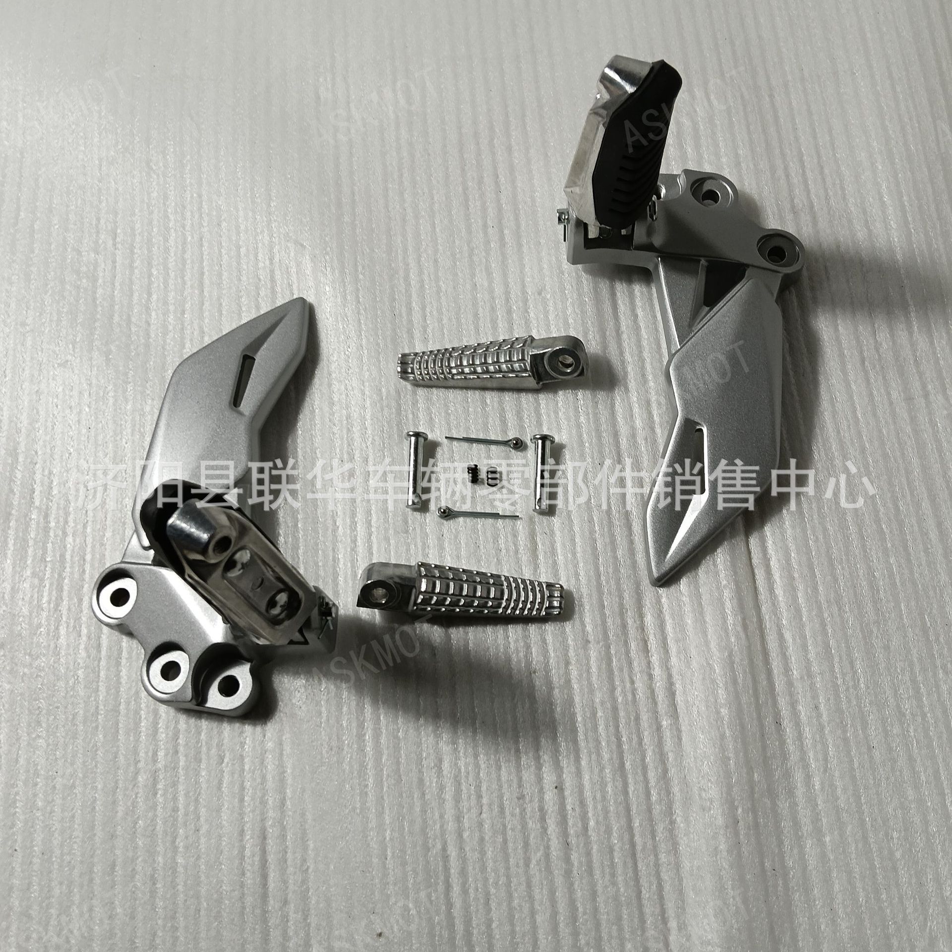 Suitable for Suzuki Gixxer 150 Motorcycle Front and Rear Left and Right Footrests, Foot Pedals, Complete Set of Accessories