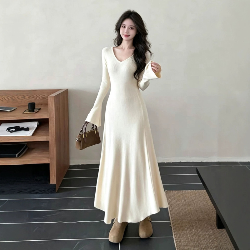 Women's dress, Korean chic style, high-end feel, flared sleeves, pure and elegant, gentle temperament, V-neck, waist-cinching, A-line knit dress Women's dress, Korean chic style, high-end feel, flared sleeves, pure and elegant, gentle temperament, V-neck, waist-cinching, A-line knit dress